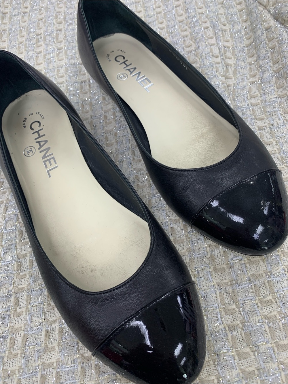 CHANEL Black Leather Ballet Flats with Patent Cap Toe